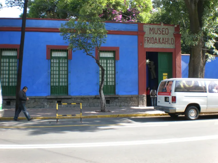 منزل فريدا كاهلو زرقة تخفي الكثير من الالم