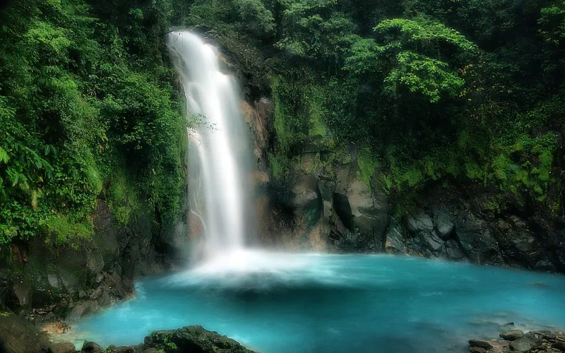 نهر سيليست في كوستاريكا مياه فيروزية لا تقاوم 