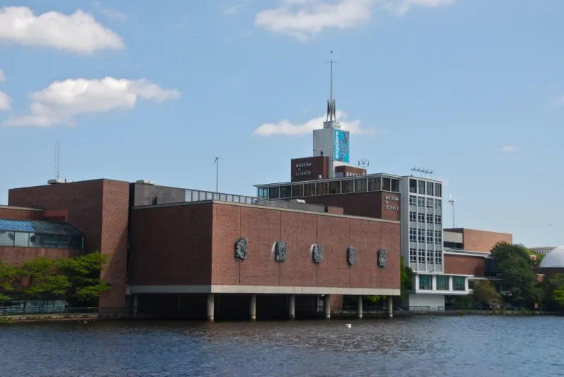 متحف بوسطن للعلوم معروضات علمية رائعة 