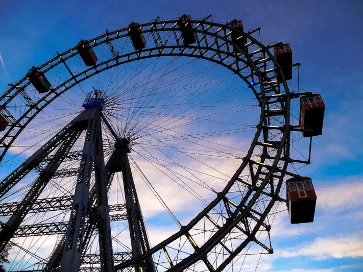 عجلة فيريس العملاقة في فيينا ايقونة في السماء 