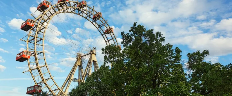 عجلة فيريس العملاقة في فيينا ايقونة في السماء 