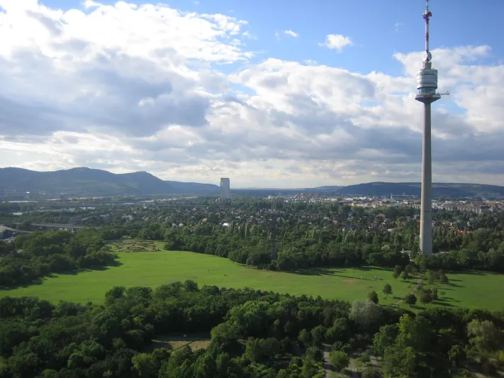 برج الدانوب في النمسا اطلالة ساحرة ووجبة في مكان غير مألوف 