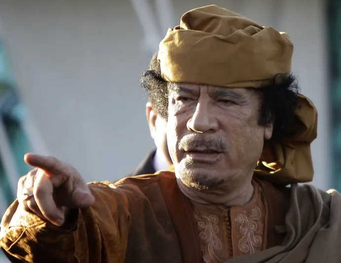 لماذا كان يختار القذافي حراسه من الفتيات؟
