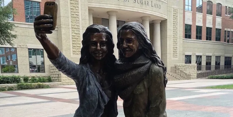 تمثال السيلفي في تكساس.. التقط صورة هنا 