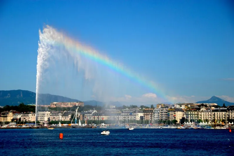 نافورة جنيف 7000 لتر ماء تحلّق في الهواء