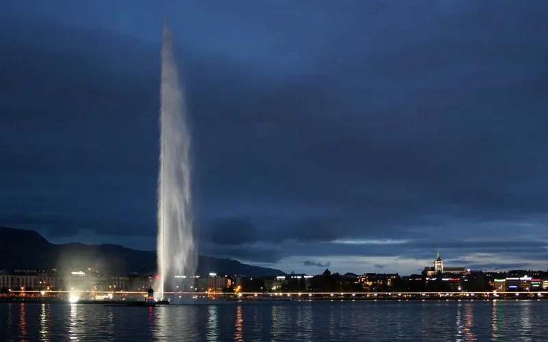 نافورة جنيف 7000 لتر ماء تحلّق في الهواء