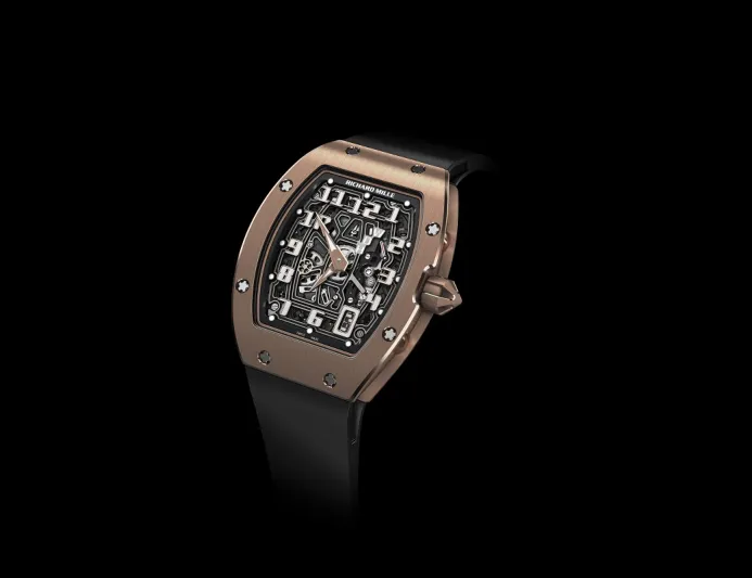 ساعات تجمع بين الجمال والتعقيدات الفنية