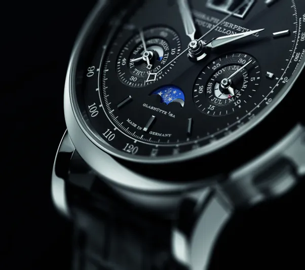 ساعات تجمع بين الجمال والتعقيدات الفنية