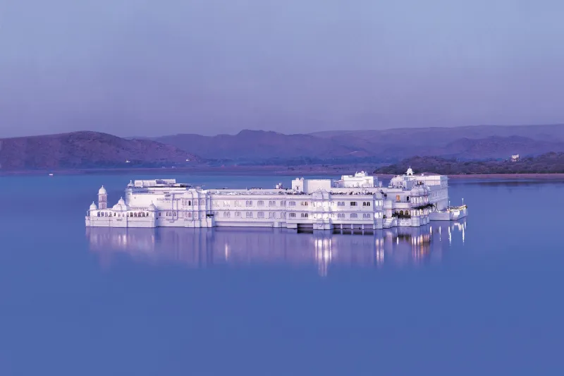 قصر البحيرة في الهند جدران بيضاء ورومانسية بلا حدود
