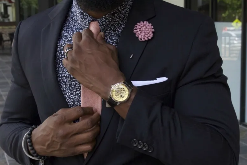 قليلاً من الخروج عن المألوف ببذلتك الرسمية