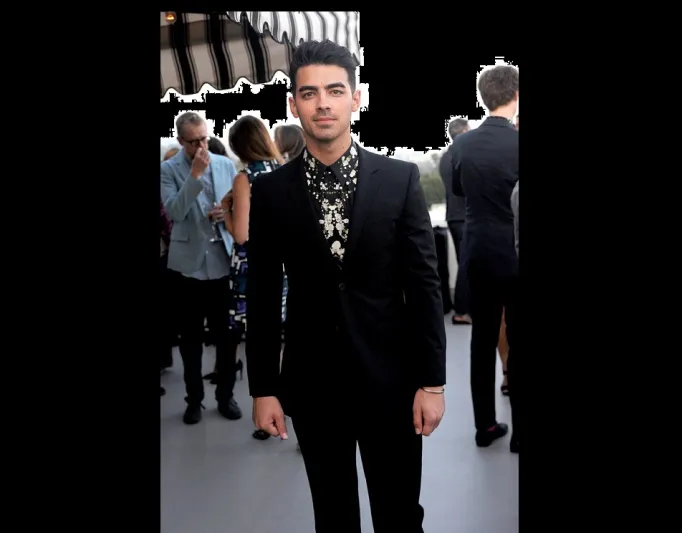 قليلاً من الخروج عن المألوف ببذلتك الرسمية