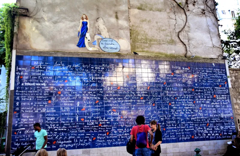 جدار الحب في باريس مكتوب عليه كلمة أحبك ب 300 لغة