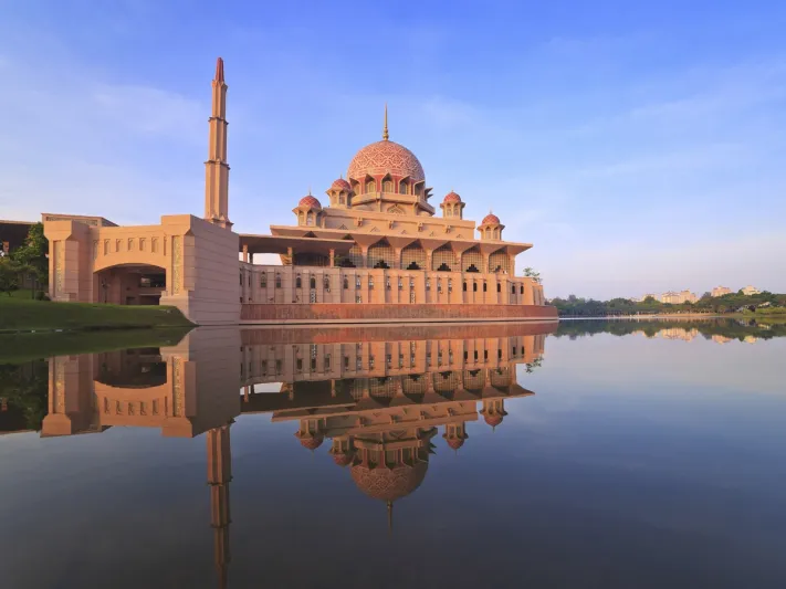  ثلاثة مساجد تحوّلت معالمَ سياحية