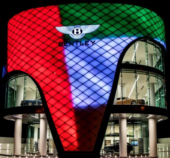 بنتلي تفتتح اكبر صالة لعرض سيارتها في العالم بدبي 