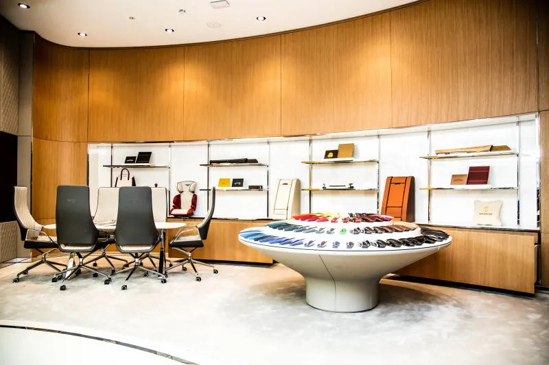 بنتلي تفتتح اكبر صالة لعرض سيارتها في العالم بدبي 