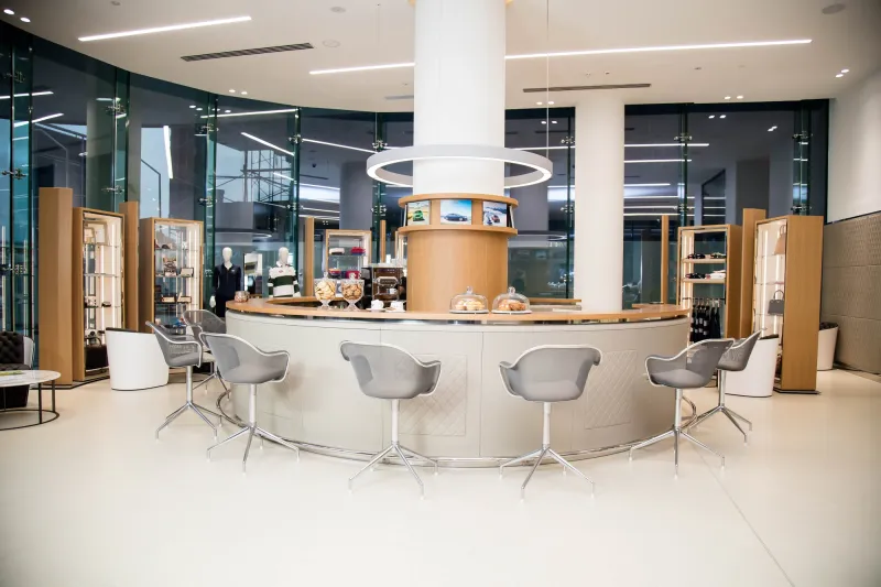 بنتلي تفتتح اكبر صالة لعرض سيارتها في العالم بدبي 