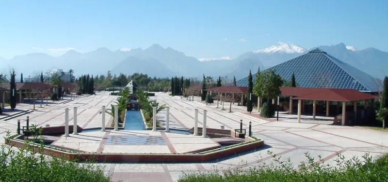 منتزه الهرم الزجاجي. لمعان لا يُنسى من الذاكرة!!