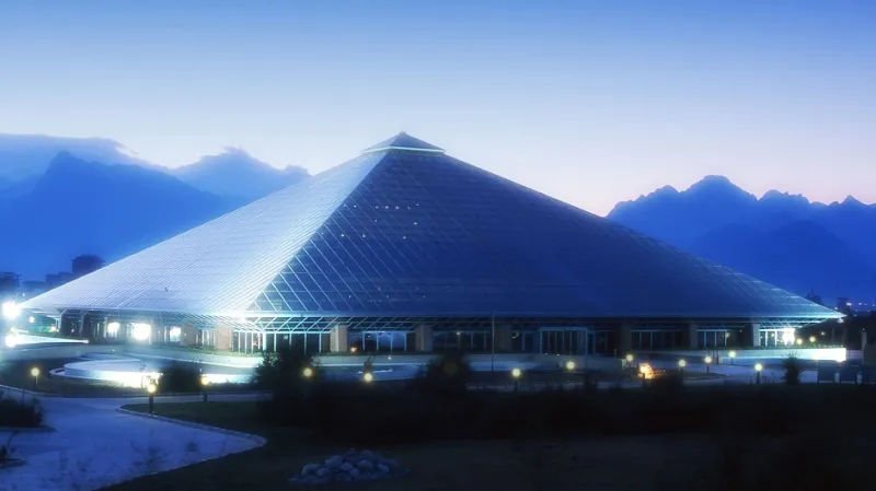 منتزه الهرم الزجاجي. لمعان لا يُنسى من الذاكرة!!