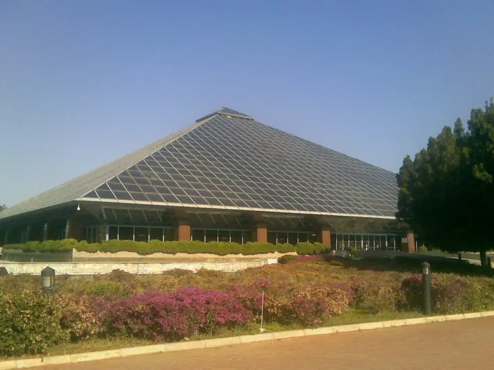 منتزه الهرم الزجاجي. لمعان لا يُنسى من الذاكرة!!