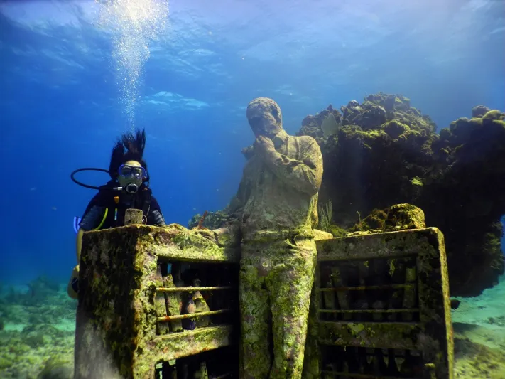 متحف النحت العائم الفنّ الصديق للبيئة 