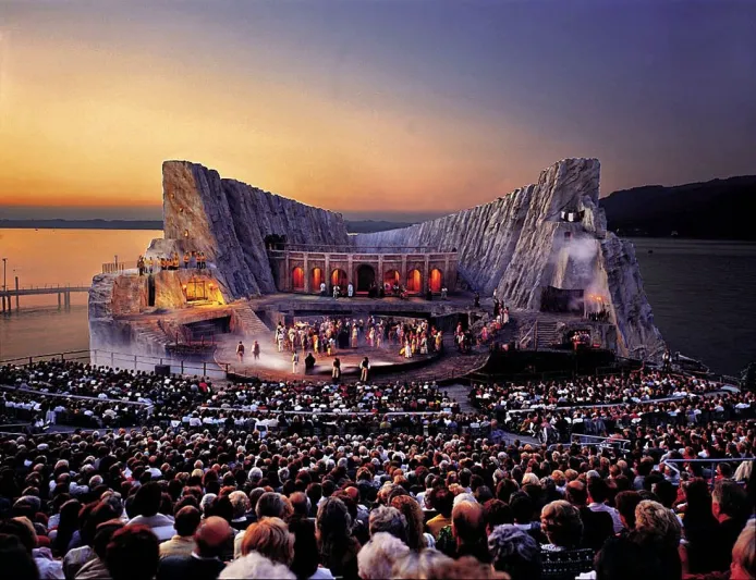 مسرح بريغنتس العائم  تصاميم فريدة كل عامين