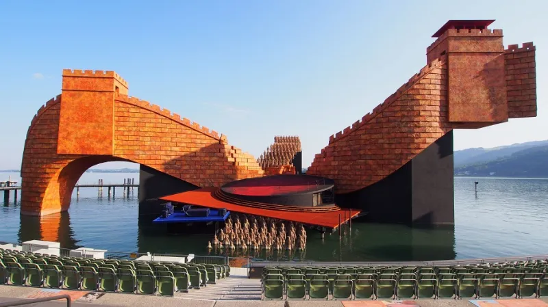 مسرح بريغنتس العائم  تصاميم فريدة كل عامين