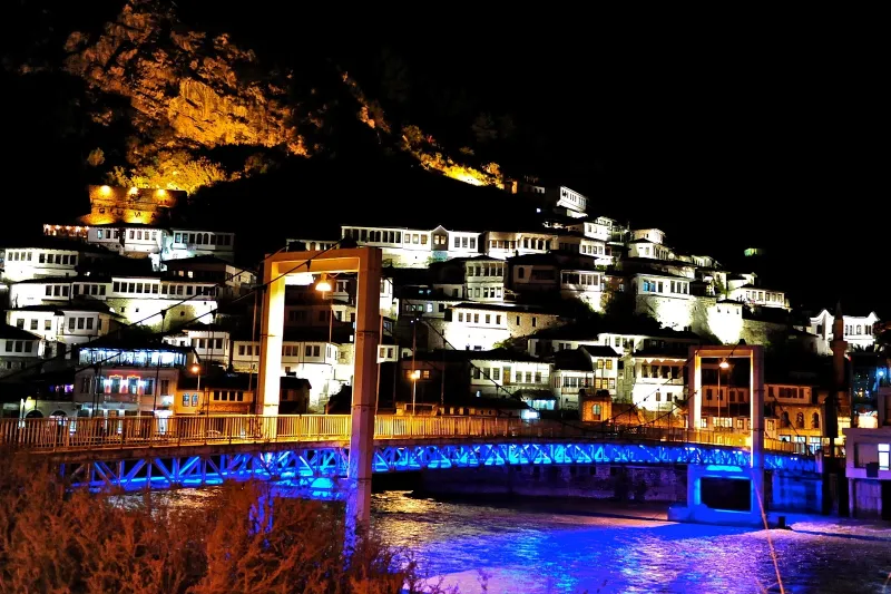 السياحة بين النوافذ الألف في بيرات