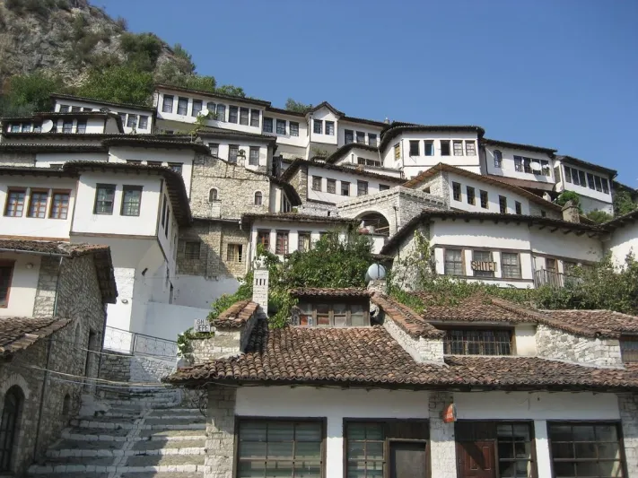 السياحة بين النوافذ الألف في بيرات