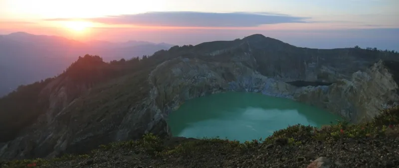 بحيرة كيليموتو العجائز والعذارى في مكان واحد