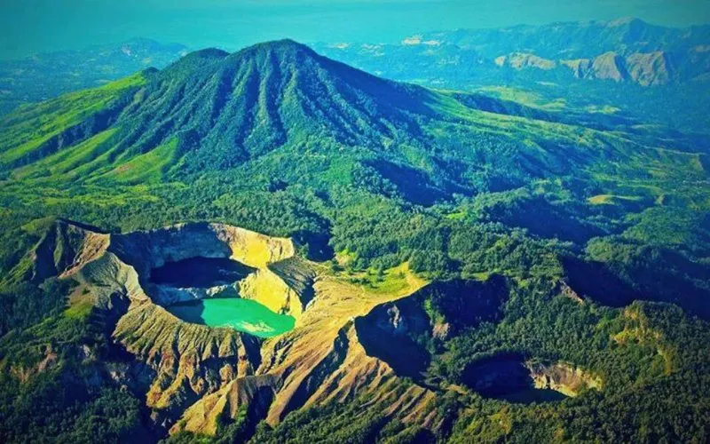 بحيرة كيليموتو العجائز والعذارى في مكان واحد