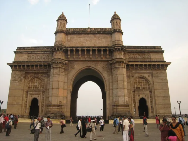 في مومباي ادخل الهند من أعرق أبوابها