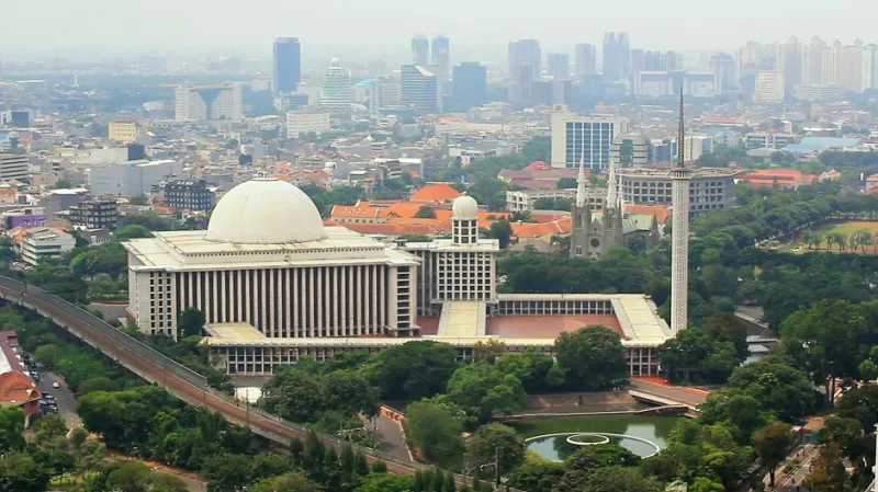 مسجد الاستقلال المسجد الأكبر في آسيا