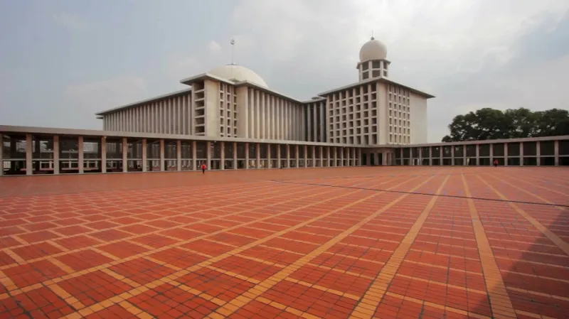 مسجد الاستقلال المسجد الأكبر في آسيا