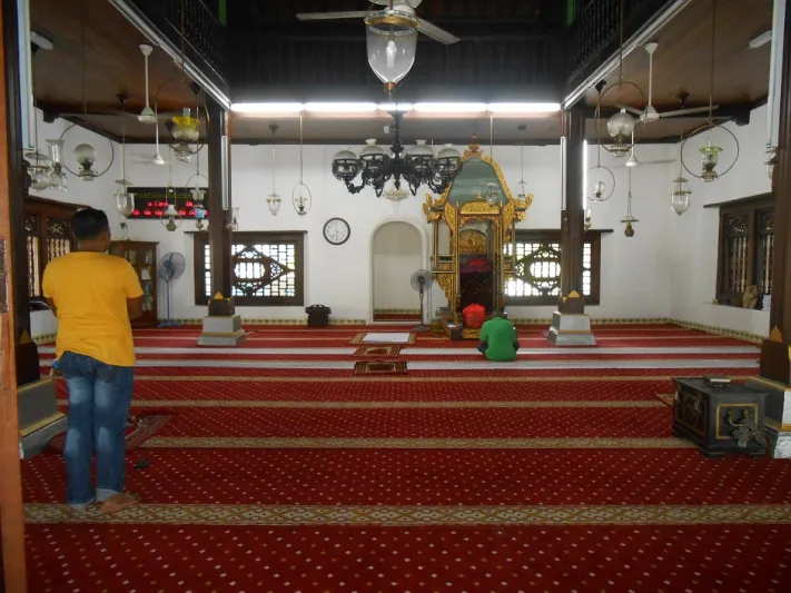 مسجد هولو العظيم انظر إليه وابتسم