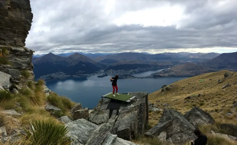 مارس الغولف في أحضان الألب البيضاء في بحيرة واكاتيبو