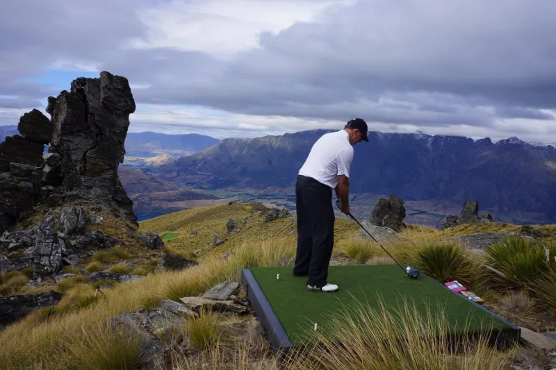 مارس الغولف في أحضان الألب البيضاء في بحيرة واكاتيبو