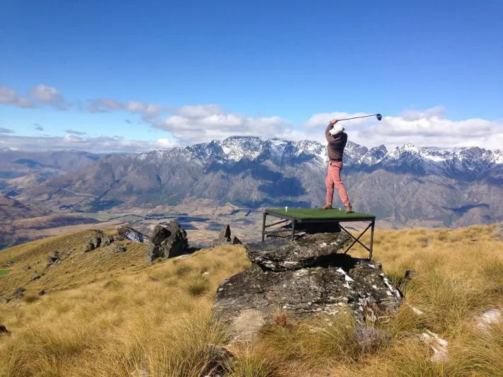 مارس الغولف في أحضان الألب البيضاء في بحيرة واكاتيبو