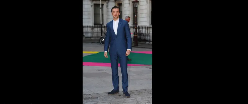 من النجم الاكثر اناقة بالبدلة الزرقاء ؟ 