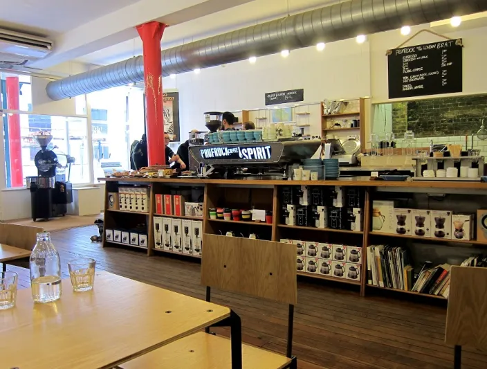 تلذّذ بالقهوة وسط ضباب مدينة لندن 