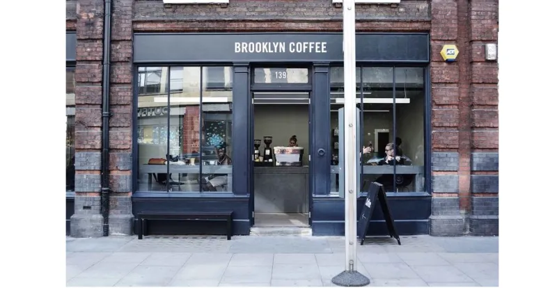 تلذّذ بالقهوة وسط ضباب مدينة لندن 