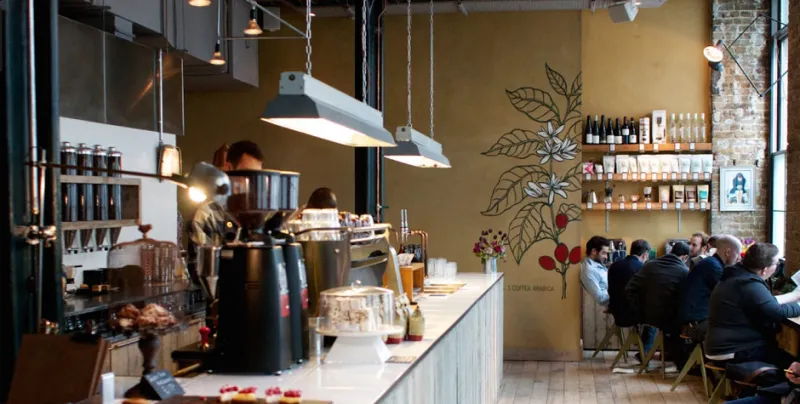 تلذّذ بالقهوة وسط ضباب مدينة لندن 