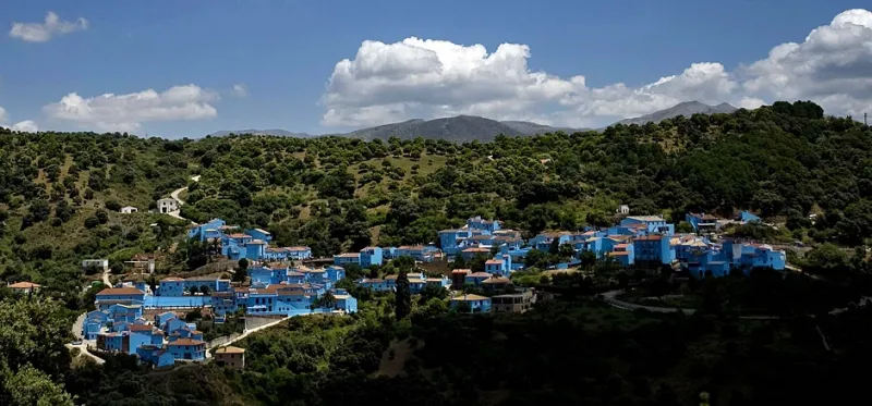 عودة إلى الطفولة في قرية السنافر الإسبانية 