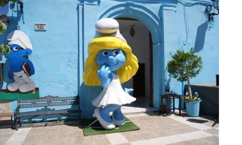 عودة إلى الطفولة في قرية السنافر الإسبانية 