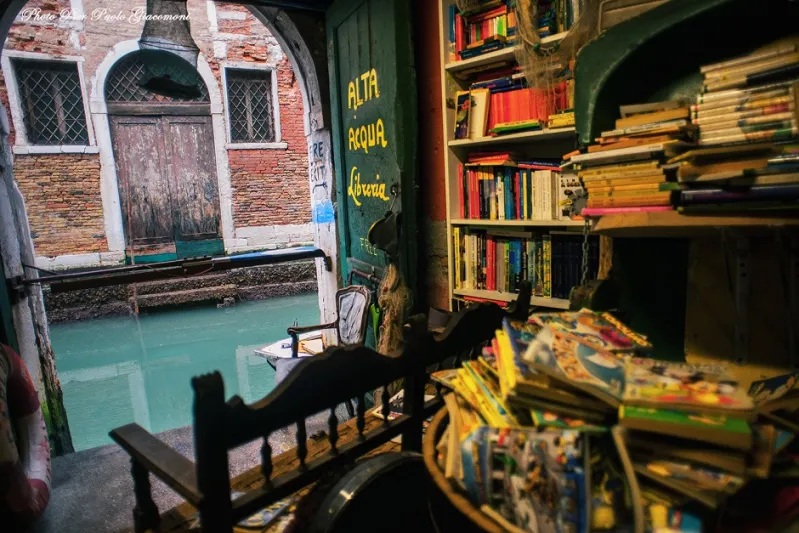 اقرأ وأنت تلامس المياه في المدينة العائمة