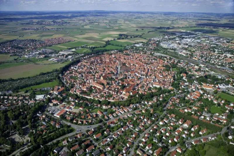 نوردلنجن بلدة سقطت في الحفرة