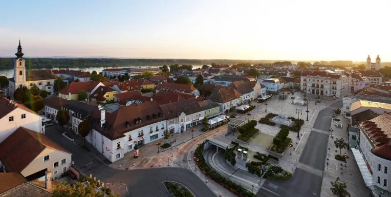 تولن مدينة ملونة بجانب نهر ملون