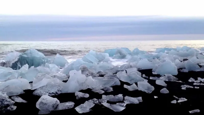 شاطئ ألماس في كندا منطقة أشبه بالحكايا الخيالية