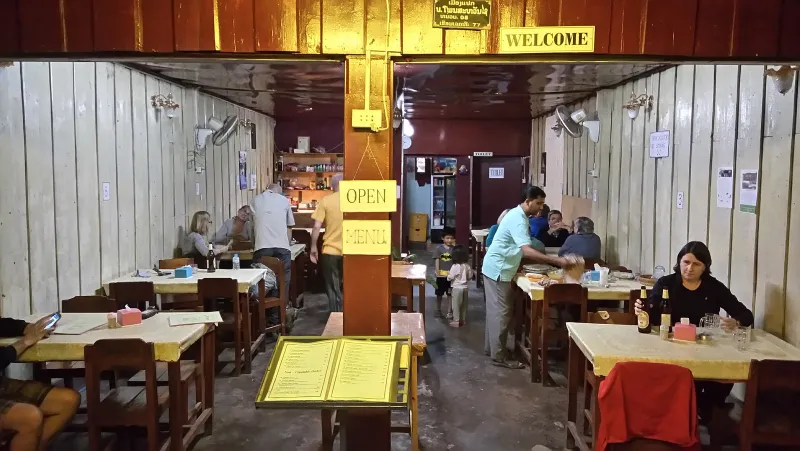 مطعم كراتيرز تناول غدائك بجوار القذائف