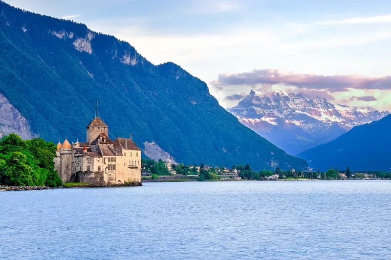 قلعة شيلون القلعة المائية الأكثر زيارةً في سويسرا