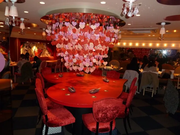 تناول غداءك في بلاد العجائب